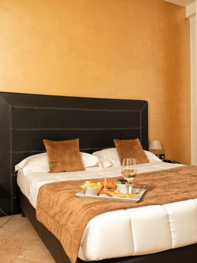 Hotel Europa Pallazzolo sull'Oglio Bagian luar foto