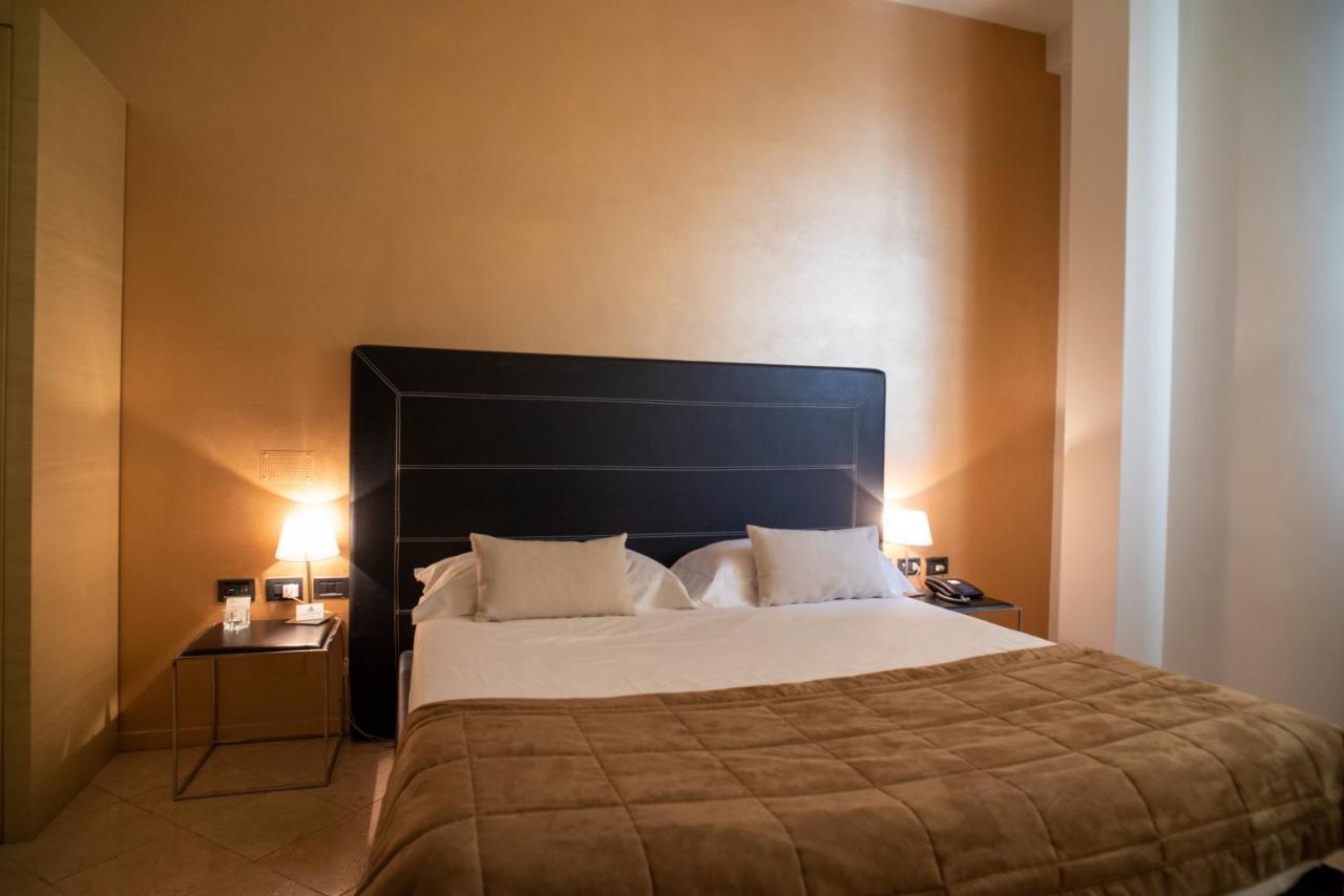 Hotel Europa Pallazzolo sull'Oglio Bagian luar foto